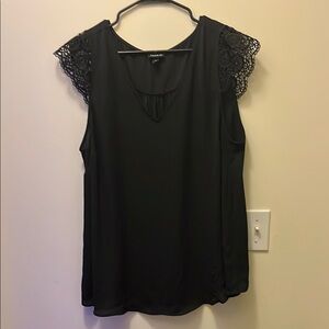 TORRID Black dressy V neck top embroidered cap sleeves size 1